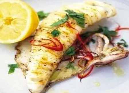 Calmars entiers grillés avec piment et menthe