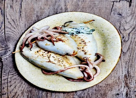 Calmars farcis à la ricotta et pousses d'épinards