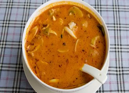 Calmars marinés en soupe à l'oignon et au parmesan