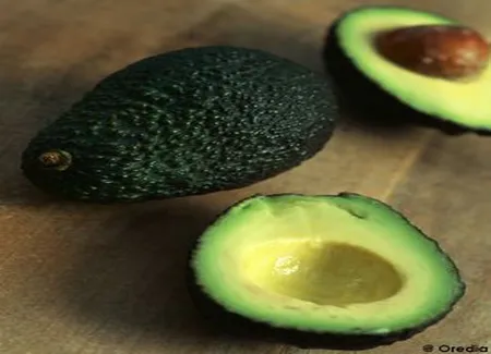 Canapés avocat et radis au sel fumé