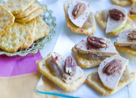 Canapés de crackers au foie gras et aux noix de pécan