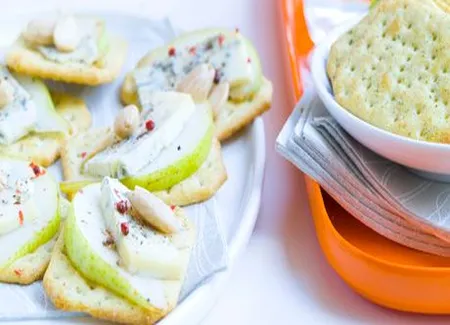 Canapés de crackers gorgonzola, poire et amande fumée