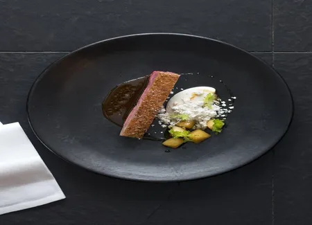 Canette rôtie, navet glacé et amande