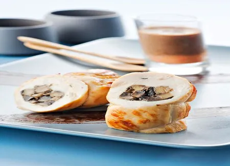Cannellonis de poulet fermier d'auvergne aux champignons de paris, lait d'olives noires et purée de tomate.