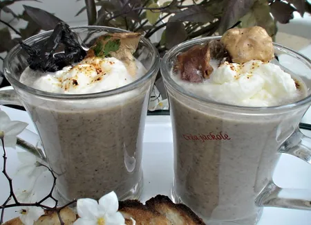 Cappuccino aux champignons des bois et chantilly aux lardons