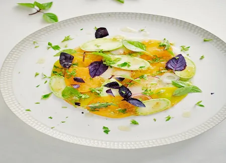Carpaccio cru et cuit aux fruits, légumes et racines d'été