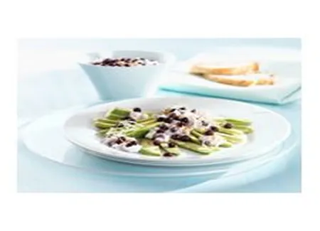 Carpaccio davocat aux bleuets sauvages et au fromage cottage