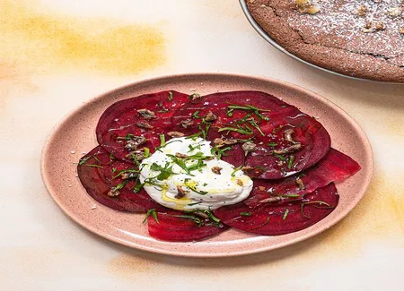 Carpaccio de betterave, anchois et chantilly au raifort