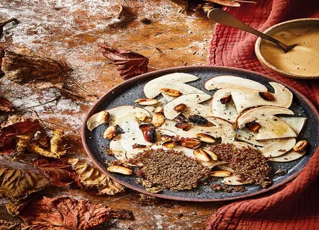 Carpaccio de cèpes, tuiles et sauce à la cacahuète
