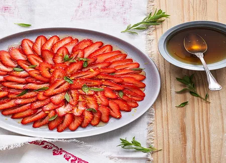 Carpaccio de fraises et sirop de verveine