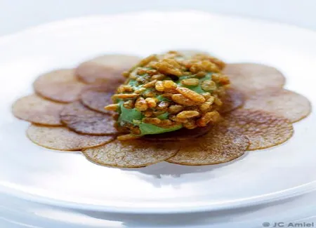 Carpaccio de nashi au sucre noir et riz soufflé caramelisé