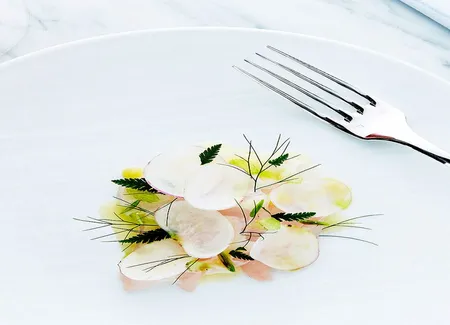Carpaccio de poisson à l'huile de céleri