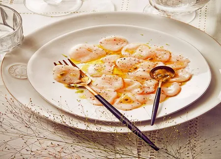 Carpaccio de saint-jacques aux fruits de la passion et au citron vert