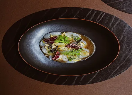 Carpaccio de saint-jacques aux limequats, sauce vierge à la main de bouddha