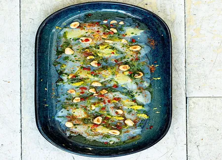 Carpaccio de saint-jacques, ciboulette et noisettes