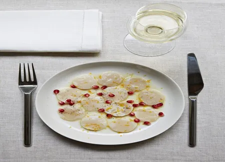 Carpaccio de saint-jacques, grenade et yuzu