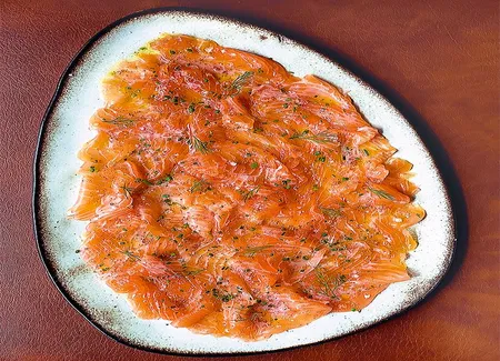 Carpaccio de saumon aux baies roses de cyril lignac