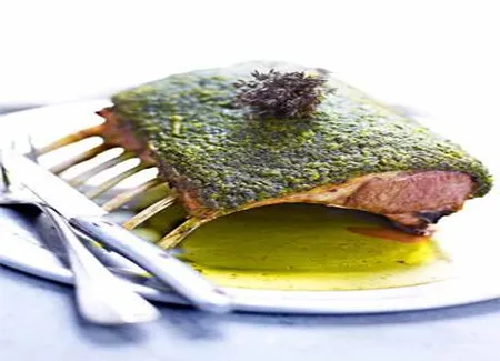Carré d'agneau en croûte d'herbes fraîches