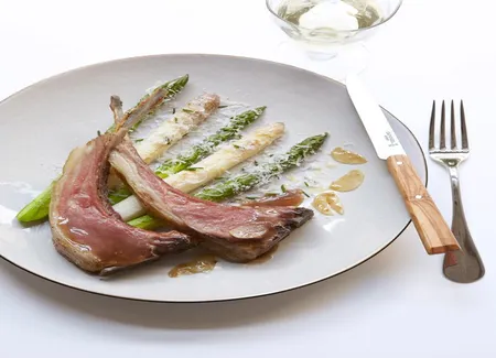 Carré d'agneau laqué, asperges