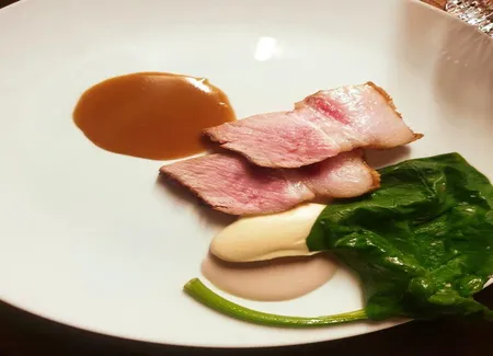 Carré de cochon, sauce bonne femme, chou-fleur et lait d'amande