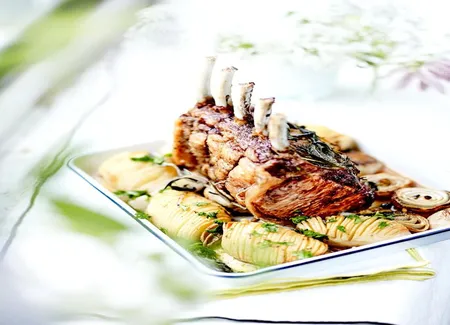 Carré de porc aux herbes et pommes en éventail