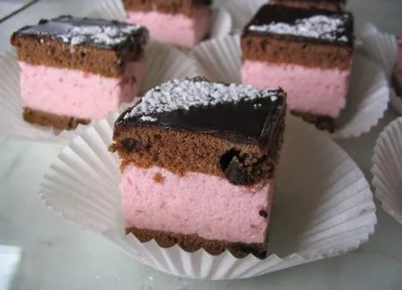 Carrés mousseux fraise-chocolat
