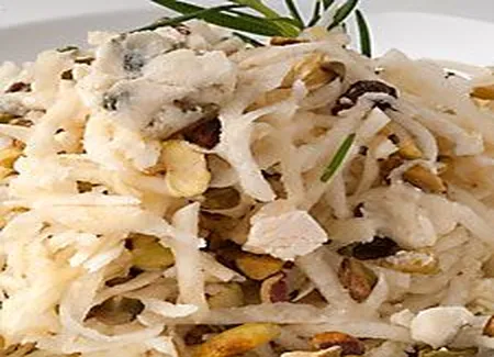 Céleri en salade au bleu et pistaches rôties