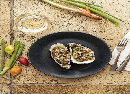 Ceviche d'huîtres, cive, gingembre et bissap