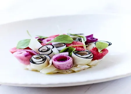 Ceviche de dorade, radis multicolores et vinaigrette au citron vert