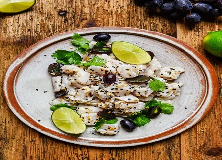 Ceviche de merlan au raisin, graines de lin et sésame noir