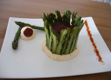 Charlotte aux asperges, magret fumé et chantilly de pomme de terre