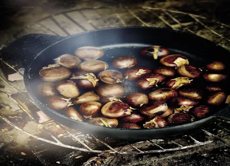 Châtaignes grillées au feu de bois
