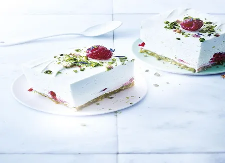 Cheesecake sans cuisson au chocolat blanc, pistaches et framboises