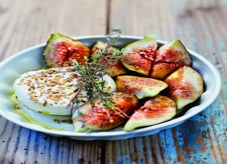 Chèvres au sésame grillé et figues