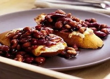 Chili de haricots sur baguettes