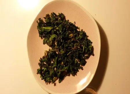 Chips de kale au micro-ondes