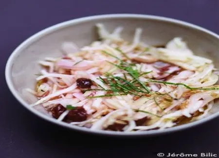 Chou blanc, pommes et raisins