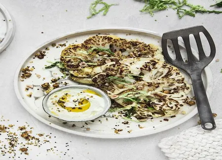 Chou-fleur au curry, croustillant de pois chiches et quinoa