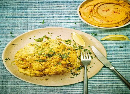 Chou-fleur rôti, houmous de patate douce et pois chiches
