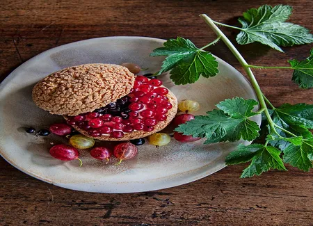Choux aux fruits rouges, crème au miso blanc et feuilles de cassis