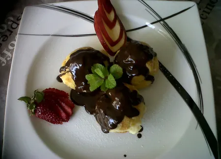 Choux crème pâtissière et coulis de chocolat