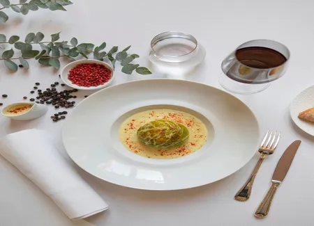 Choux farcis sur velouté blanc