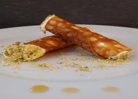 Cigares de sirop d'érable, chantilly et éclats de pistache.