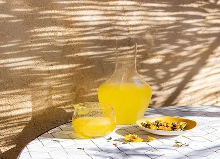 Citronnade maison infusée aux fleurs et baies sauvages