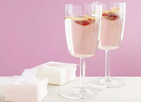 Cocktail rose rosé au champagne et à la framboise