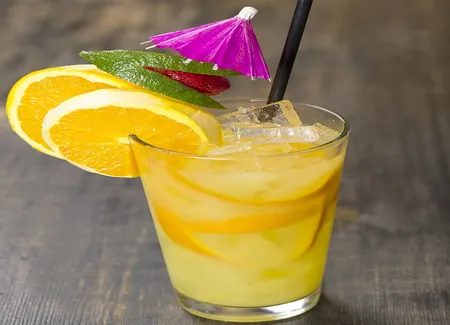 Cocktail scorpion au rhum blanc et orange