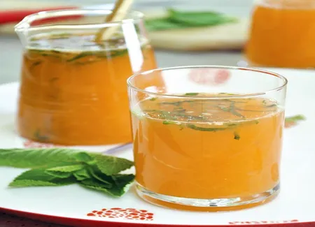 Cocktail tonique aux agrumes, au miel et à la menthe
