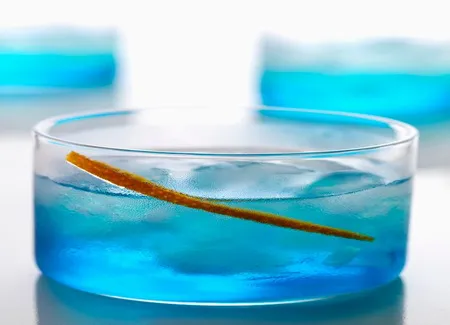 Cocktail vulcano au champagne et curaçao