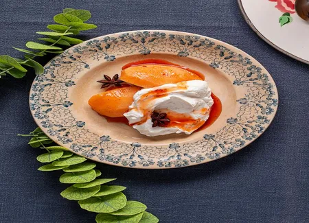 Coings pochés au jurançon et épices, chantilly cardamome