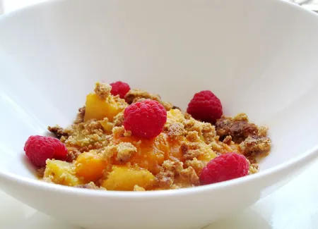 Compotée de melon, abricots et framboises façon crumble